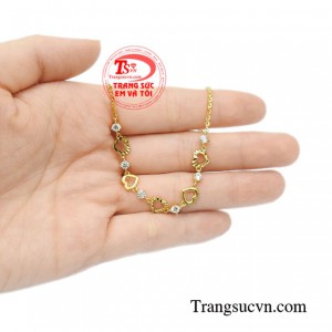 Lắc tay trái tim duyên dáng đẹp mắt.