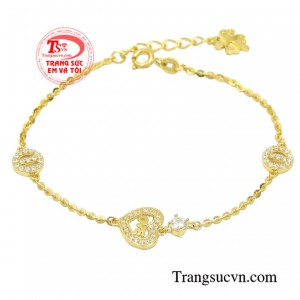 Lắc tay trái tim tinh tế mang đến nét đẹp tươi trẻ.