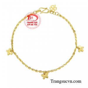 Lắc tay vàng hồ điệp tạo ấn tượng về sự tươi trẻ, ấm áp cho phái nữ.