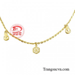 Chiếc lắc tay này không chỉ mang đến vẻ đẹp mà còn rất dễ kết hợp với nhiều kiểu trang phục.