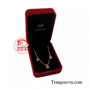 Lắc tay vàng màu xinh xắn tinh tế.