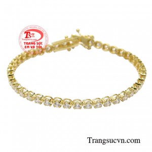 Lắc tay vàng nữ yêu kiều mang đến nét tươi trẻ và thời thượng đến cho người đeo.