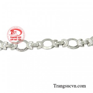 Từng đường nét của sản phẩm mang đến sự tươi trẻ, tạo cảm giác thân thiện nhưng vẫn vô cùng kiêu sa cho phái đẹp.