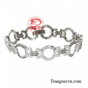 Lắc tay vàng trắng hiện đại tôn vinh sự trở lại của vẻ đẹp nữ tính nhưng vẫn đầy cuốn hút, gợi cảm.