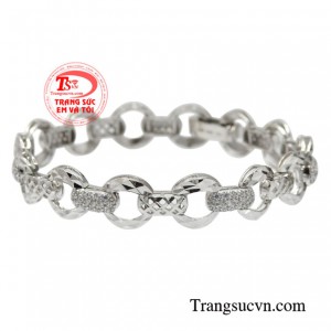 Lắc tay vàng trắng thời thượng mang đến hình ảnh một cô nàng hiện đại đầy quyết đoán và luôn tự chủ về tài chính.