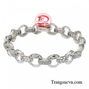 Chiếc lắc vàng này thích hợp với những người phụ nữ trưởng thành hướng đến phong cách sang trọng và thành đạt.