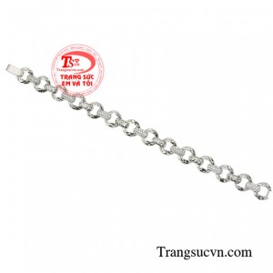 Dù bạn là ai thì khi lựa chọn khoác lên mình chiếc lắc tay này thì ắt hẳn bạn là người vô cùng tự tin và tràn đầy năng lượng.