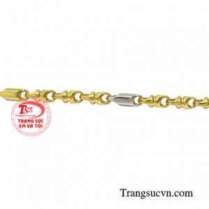 Vì thế ngoài quần áo, giày dép, các bậc phụ huynh thường ưu tiên chọn các mẫu lắc tay đẹp và xinh xắn nhất