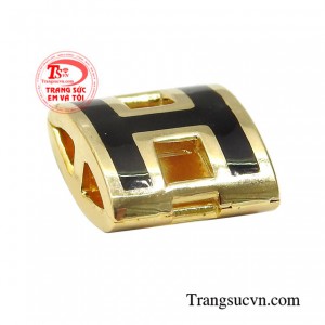 Với chiếc mặt dây này người đeo có thể thỏa sức kết hợp cùng nhiều bộ độ khác nhau.