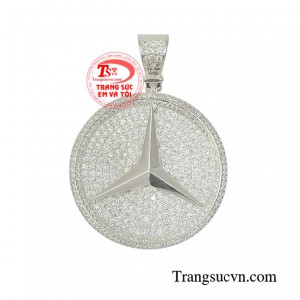 Mặt dây chuyền bạc nam phong độ được chế tác tinh xảo tỉ mỉ trên chất liệu bạc 925 cùng đá Cz chất lượng cao.