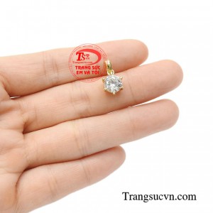 Mặt dây vàng tây kết hợp cùng dây chuyền tinh tế, thời trang