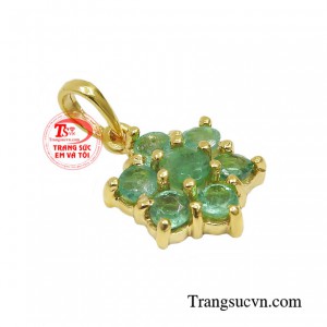 Emeral hay được gọi ngọc lục bảo có màu xanh dịu mát như mùa xuân tràn đầy sức sống.