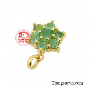 Mặt dây chuyền được chế tác từ vàng 14k cùng đá emerald chất lượng cao.