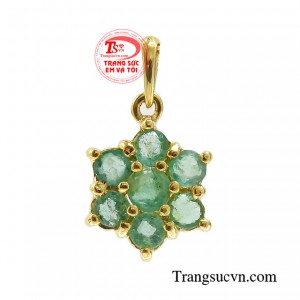 Mặt dây chuyền emerald sang trọng mang đến phong cách mới lạ tươi trẻ đầy phóng khoáng.
