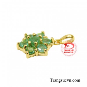Mặt dây chuyền emerald được yêu thích không chỉ vì mang lại nét đẹp quý tộc sang trọng mà còn có ý nghĩa rất lớn về mặt phong thủy.