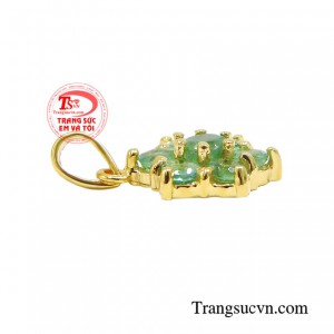 Emerald mang lại cho chủ nhân sự may mắn, thịnh vượng và xua tan nguồn năng lượng xấu.