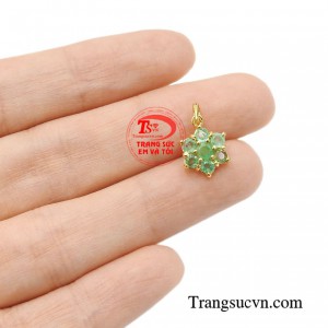 Mặt dây chuyền emerald sang trọng sẽ giúp bạn tiếp thêm sự tự tin vượt qua thử thách