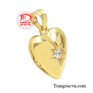 Sản phẩm khi kết hợp cùng dây chuyền vàng mang đến vẻ đẹp tinh khôi và vô cùng thanh lịch.