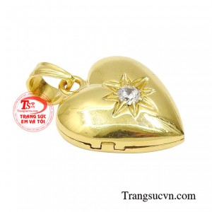 Điểm đặc biệt của chiếc mặt dây đó chính là bạn có thể gắn hình ảnh của người thương hay con cái ghi dấu những mốc thời gian quan trọng.