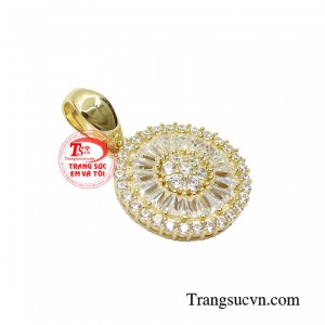 Mặt dây chuyền vàng chất lượng, bền đẹp, là món quà tặng tuyệt vời cho người thân và bạn bè.