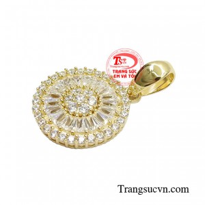 Sản phẩm kết hợp cùng dây chuyền vàng tạo điểm nhấn phong cách và thời trang cho các quý cô hiện đại.