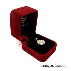 Mặt dây vàng tây gắn đá dễ dàng phù hợp với nhiều loại dây chuyền