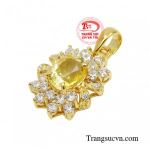  Người con gái sử dụng chiếc mặt dây này chắc hẳn sẽ mang dáng vẻ của một cô gái có xuất thân quyền quý, cao sang.