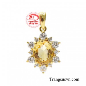 Mặt dây chuyền nữ sắc sảo mang trên mình một người phụ nữ thông minh, thành đạt sẵn sàng đánh bại các cô gái xinh đẹp bằng sức mạnh trí tuệ.