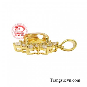 Thạch anh vàng là loại đá vô cùng quý hiếm có giá trị cao, loại đá này sở hữu màu vàng lấp lánh thu hút ánh nhìn và được xem là biểu tượng tài lộc và phú quý.