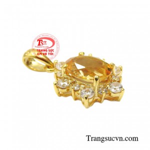 Điều khiến bạn trở nên đặc biệt hơn các cô gái khác nằm chính ở chiếc mặt dây thạch anh vàng này.