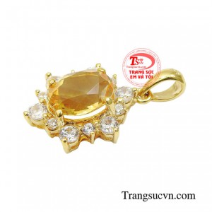 Chẳng hề thua kém những loại đá quý khác mặt dây thạch anh vàng luôn đẹp theo một cách riêng của chính nó cũng giống như vẻ đẹp thông minh sắc sảo của người phụ nữ không gì có thể sánh bằng.