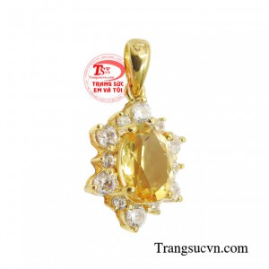 Người phụ nữ trưởng thành làm chủ tài chính nên sắm cho mình chiếc mặt dây này để tự tin thể hiện chính mình.