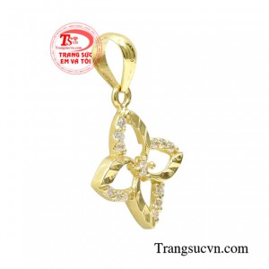 Những mẫu mặt dây chuyền vàng nữ gắn đá quý được ưa chuộng của nữ vàng mang lại vẻ đẹp sang trọng và quý phái.