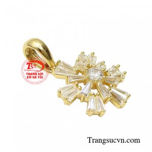 Chiếc dây chuyền này có thể kết hợp cùng nhiều loại dây chuyền tôn lên phong cách riêng nổi bật giữa đám đông