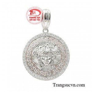 Mặt dây nam vàng trắng cá tính thể hiện vị thế của một người đàn ông mạnh mẽ và can đảm.