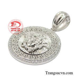 Việc lựa chọn mẫu mặt dây phù hợp cũng là một trong những cách định hình phong cách, cũng như hướng tới người đàn ông mà bạn muốn trở thành.