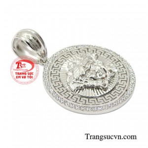 Chiếc mặt dây vừa tôn lên sự táo bạo và mạnh mẽ của quý ông vừa tạo nên sự bí ẩn quyến rũ cho phái mạnh.