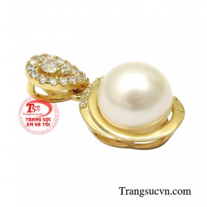 Chẳng hề thua kém những loại đá quý khác mặt dây ngọc trai luôn đẹp theo một cách riêng cũng giống như vẻ đẹp thông minh sắc sảo của người phụ nữ độc lập, thành công.