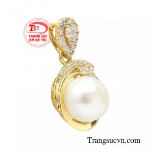 Chiếc mặt dây này giúp mang đến vẻ đẹp thanh nhã, nữ tính vừa mang nét mạnh mẽ, kiêu kỳ và khiến các quý cô trở nên thật đặc biệt trong mắt người khác phái.