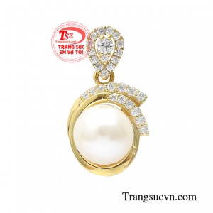 Mặt dây ngọc trai đẹp xinh mang phong cách hiện đại và đầy quý phái.