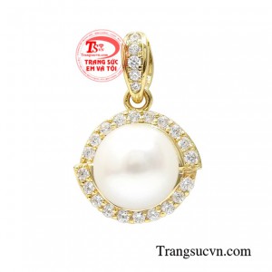 Mặt dây ngọc trai kỳ diệu là biểu tượng của sự toàn vẹn, phước lành.