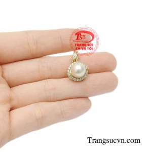 Mặt dây ngọc trai kỳ diệu tinh tế.