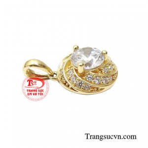 Sản phẩm thường được kết hợp với dây chuyền vàng giúp phái đẹp thêm phần xinh xắn và đáng yêu