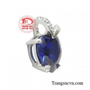 Với điểm nhấn là viên đá màu xanh lam dịu mát như một làn nước trong xanh tạo cảm giác dễ chịu và ấn tượng.