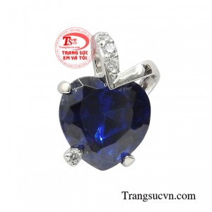 Mặt dây trái tim thổn thức kiểu dáng hợp thời trang mang đến phong cách đầy tươi mới.