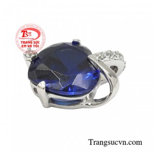 Dù bạn là ai thì khi lựa chọn khoác lên mình chiếc mặt dây chuyền vàng trắng này thì ắt hẳn bạn là người tràn đầy tự tin và nhiều năng lượng.