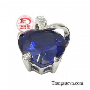 Mặt dây vàng tinh tế bảo hành chu đáo.