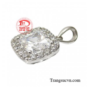 Những thợ tài ba đã khéo léo tạo nên một sản phẩm hoàn mỹ giúp người đeo nổi bật và thu hút hơn.