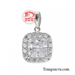 Mặt dây vàng trắng ngọt ngào khi kết hợp cùng dây chuyền vàng trắng toát lên được vẻ đẹp nữ tính và dịu ngọt của các cô gái.