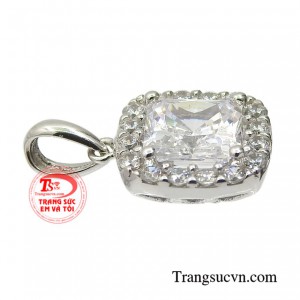 Chiếc mặt dây chính là điểm nhấn giúp các nàng tạo điểm nhấn gây ấn tượng với người đối diện.